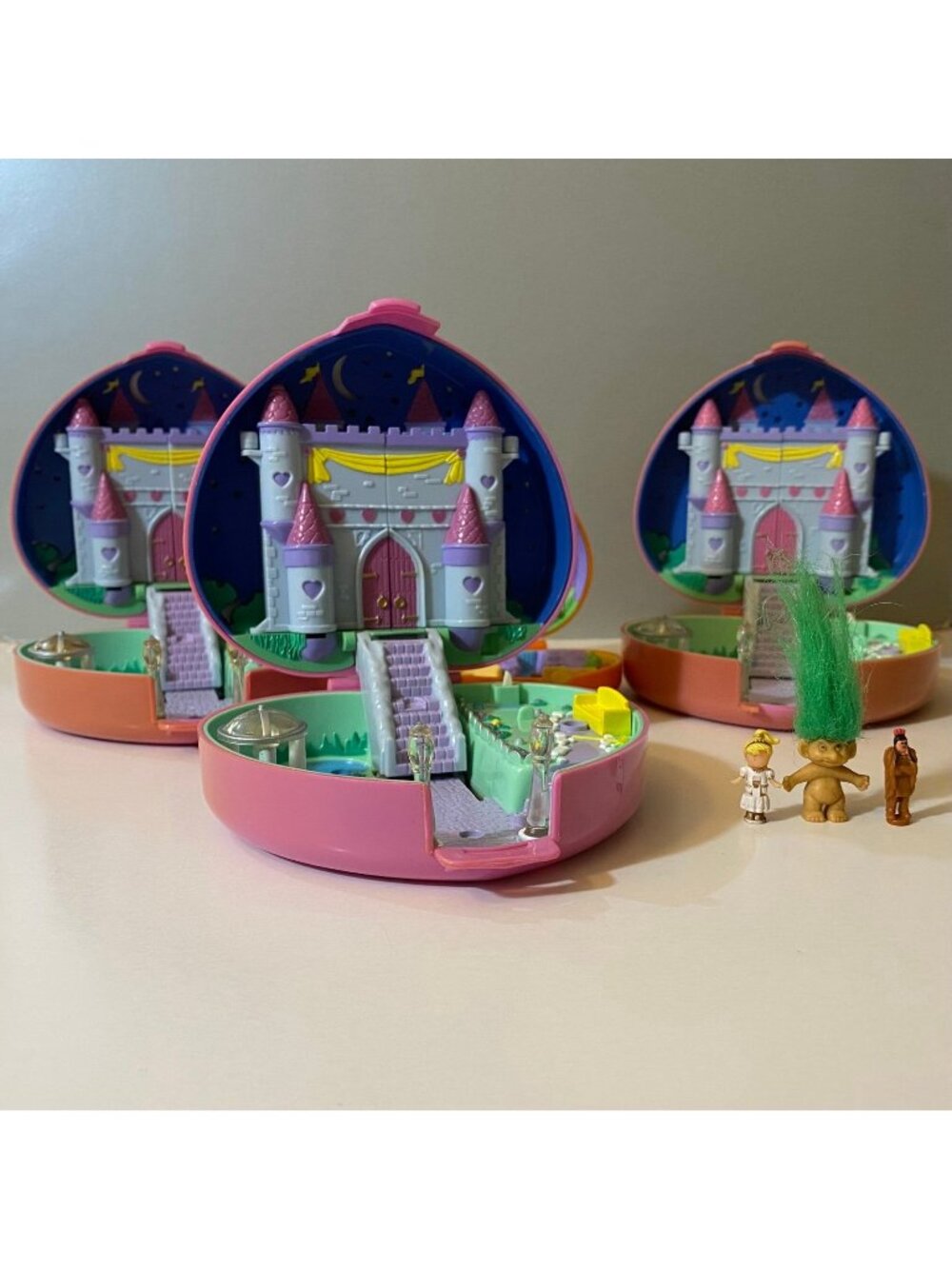 Vintage Polly Pocket Damaged Set Castle Pocahontas & 3 Misc Dolls * READ